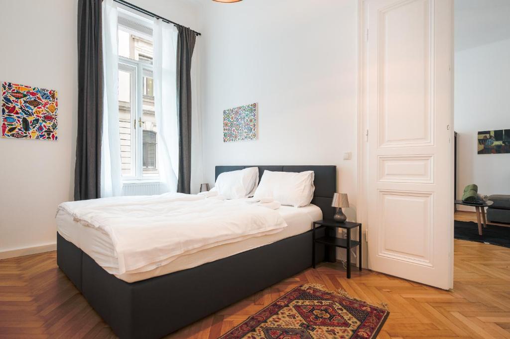 A bed or beds in a room at GRAND SOHO II Apartment Vienna