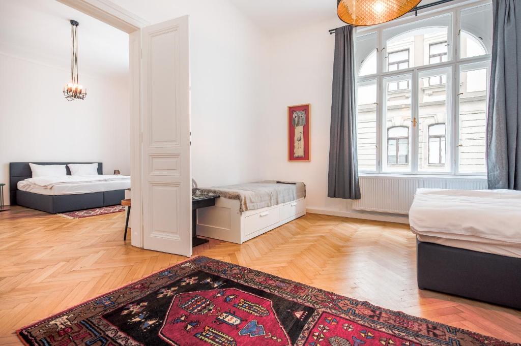 A bed or beds in a room at GRAND SOHO II Apartment Vienna