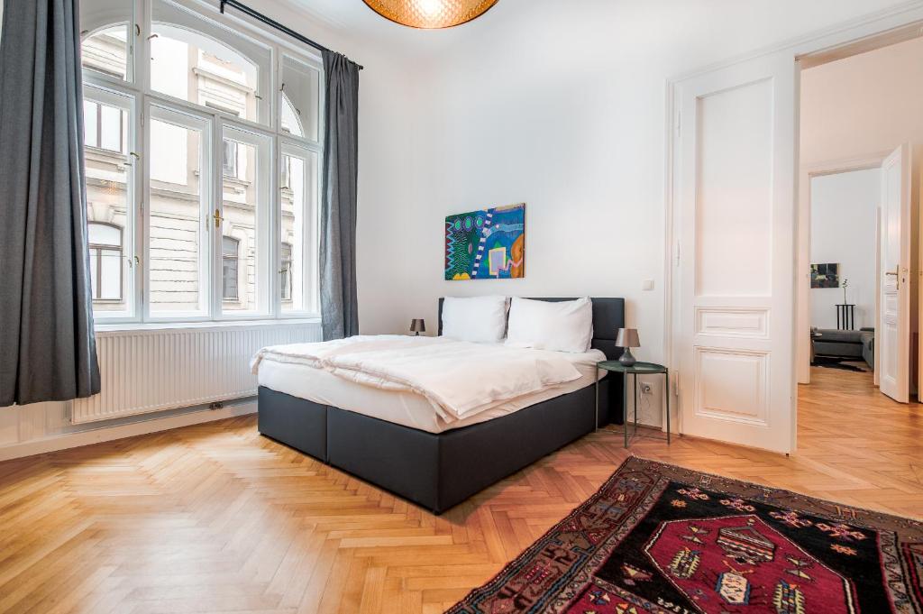 A bed or beds in a room at GRAND SOHO II Apartment Vienna