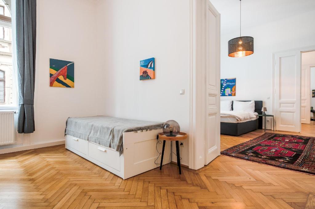 A bed or beds in a room at GRAND SOHO II Apartment Vienna