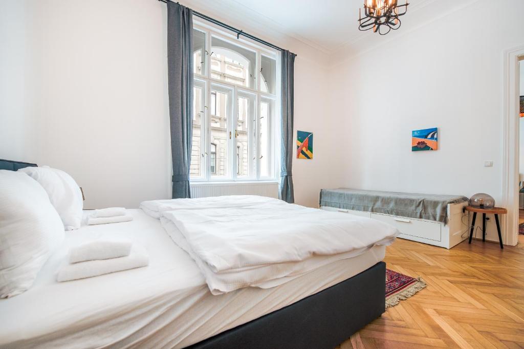 A bed or beds in a room at GRAND SOHO II Apartment Vienna