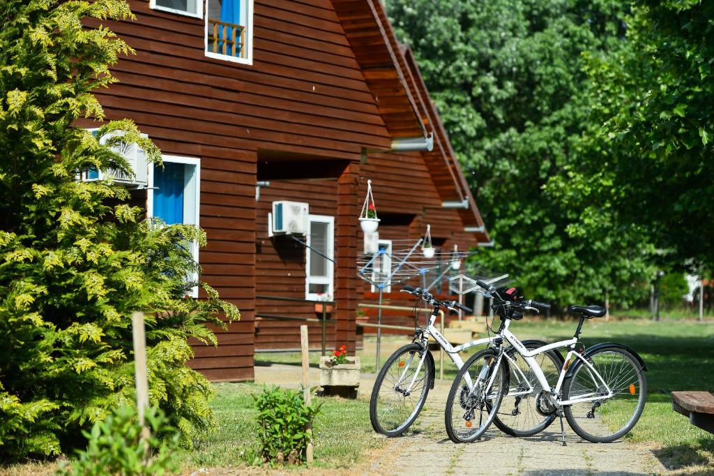 dos bicicletas estacionadas frente a una casa en Oliver Inn, en Balatonlelle