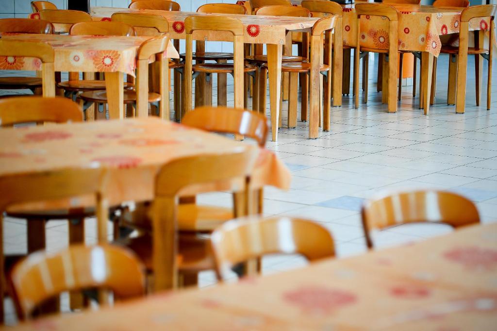 Reštaurácia alebo iné gastronomické zariadenie v ubytovaní Oliver Inn