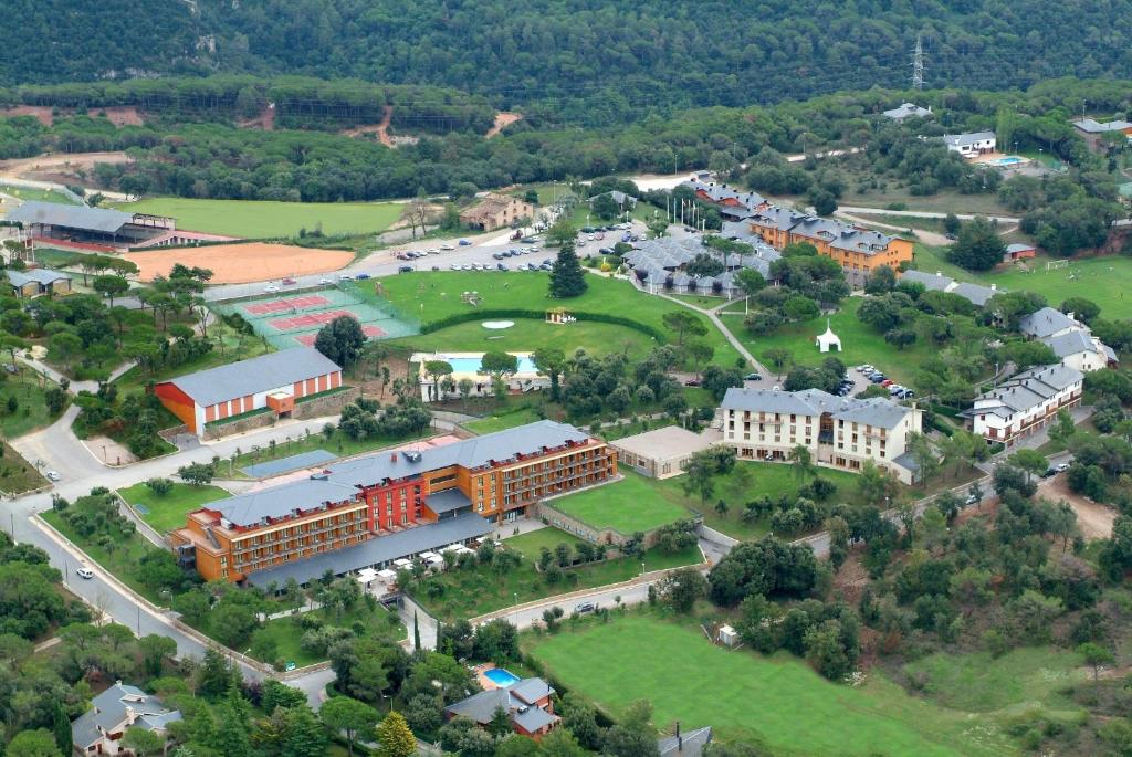 uma vista superior de um campus escolar com um edifício em Montanyà em Seva