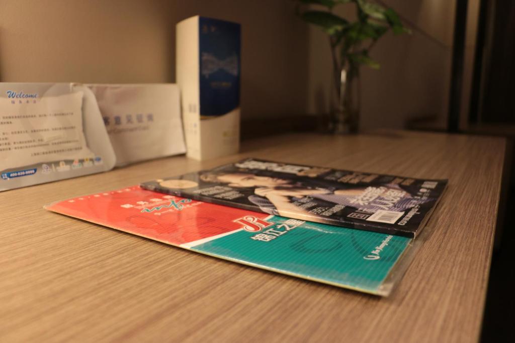 南寧的住宿－錦江之星南寧萬象城地鐵站酒店，一本书旁边的桌子上的杂志