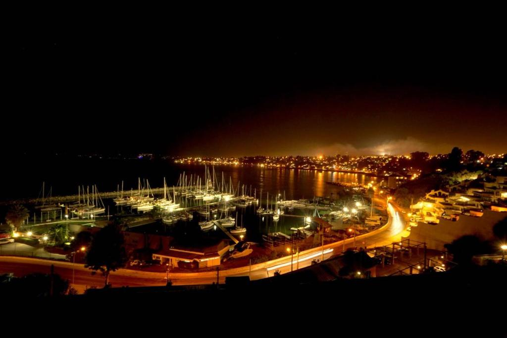 - une vue sur le port de plaisance la nuit éclairée dans l'établissement Hermoso departamento con increíble vista!, à Concón