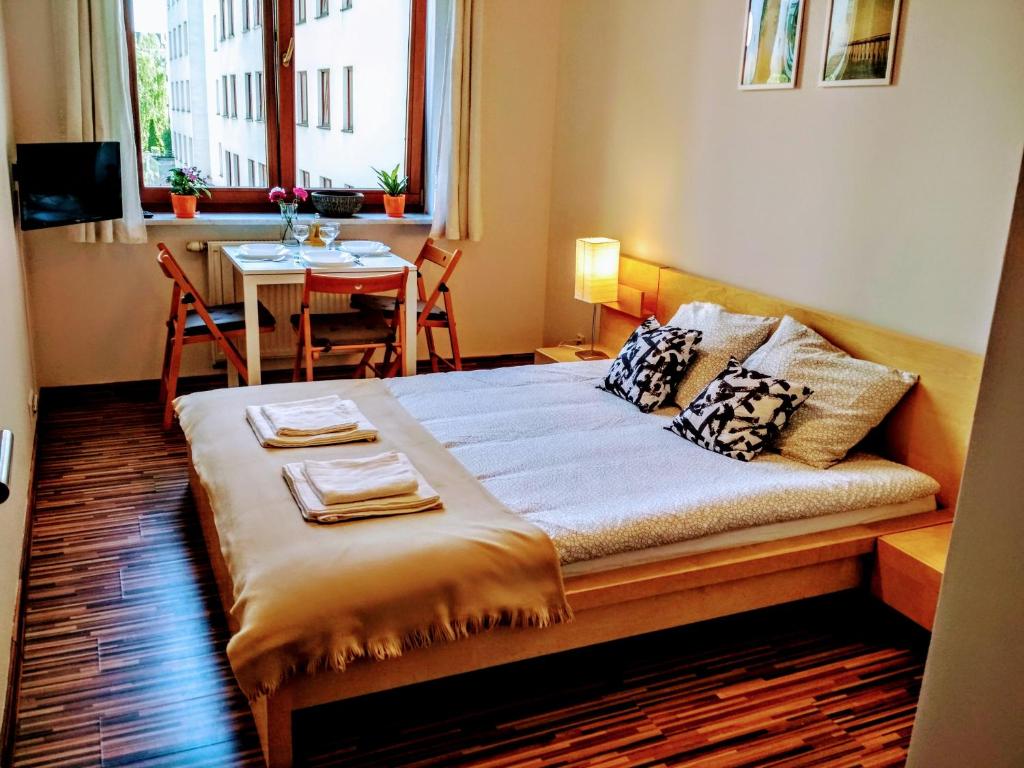 ワルシャワにあるVitalia Apart Rooms Bobrowieckaの表示料金は、テーブルと窓付きの部屋のベッド1台分です。