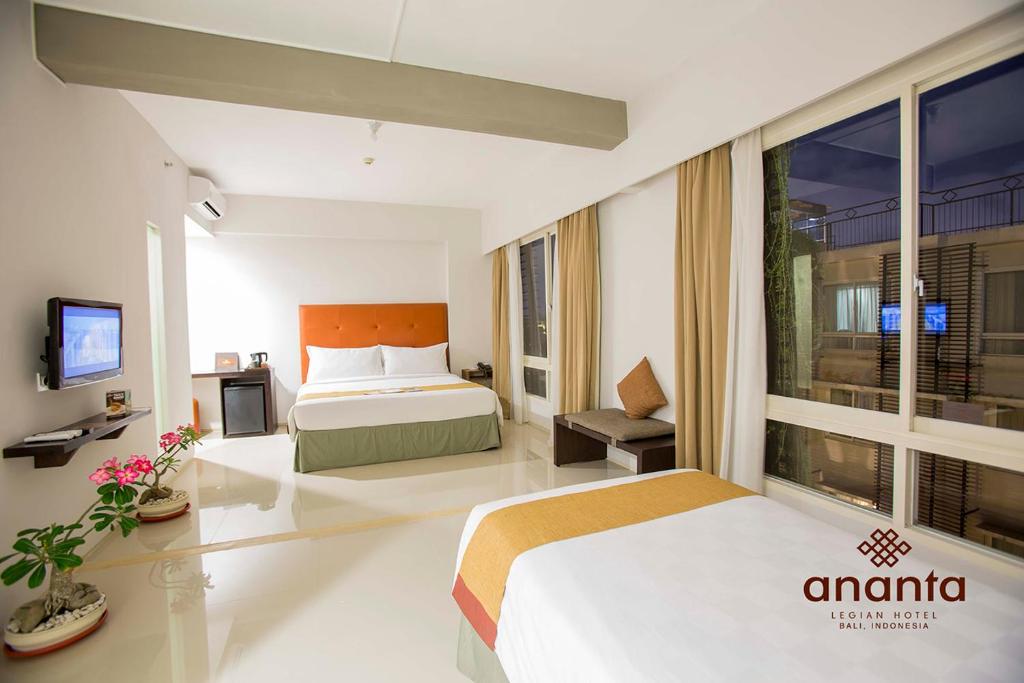 Postel nebo postele na pokoji v ubytování Ananta Legian Hotel