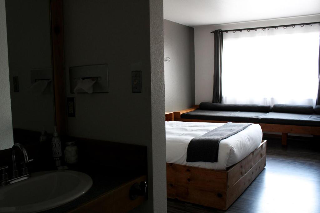 Adrift Hotel - West Deluxe Queen Room