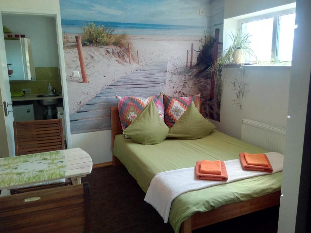 sypialnia z 2 łóżkami i obrazem klatki schodowej w obiekcie ElitasBB w mieście Carnikava