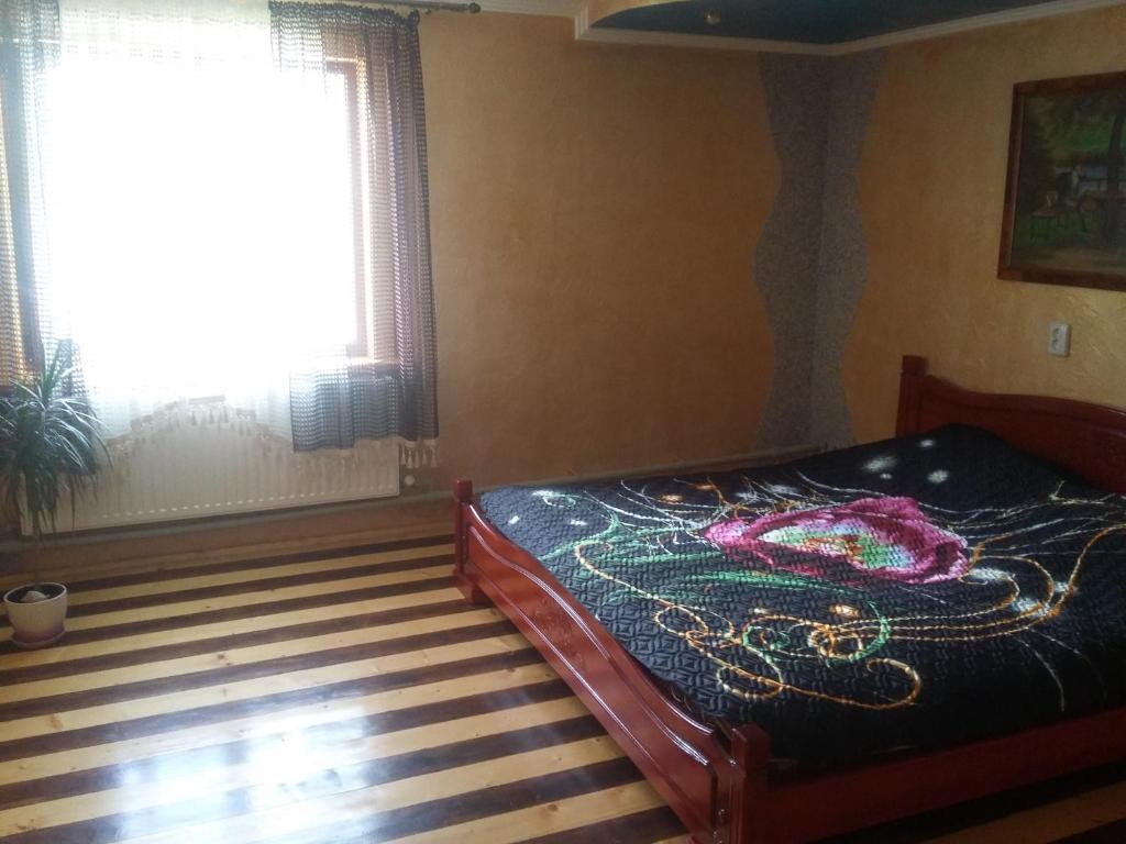 una camera da letto con un letto coperto di Zatushok pid goroyu a Verkhovyna