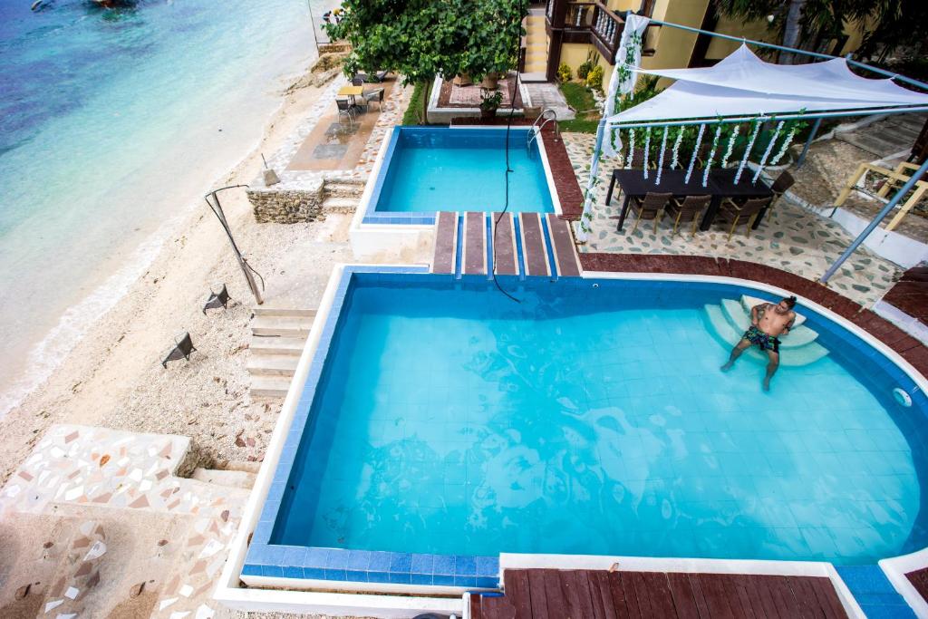 Bazén v ubytování Oslob Seafari Resort nebo v jeho okolí