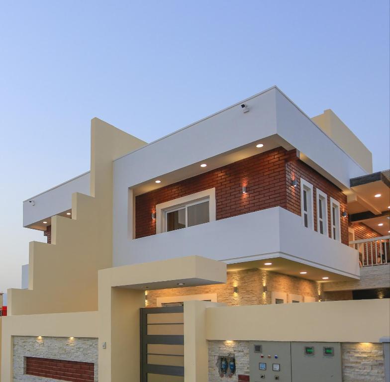 ein modernes Haus mit moderner Fassade in der Unterkunft Gloria Villa in Salalah