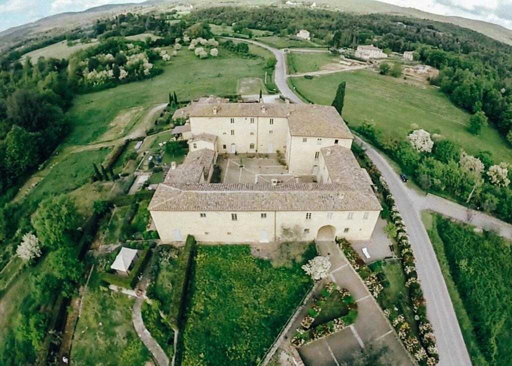 une vue aérienne sur un grand bâtiment dans un champ dans l'établissement la Senesina, à Monteriggioni