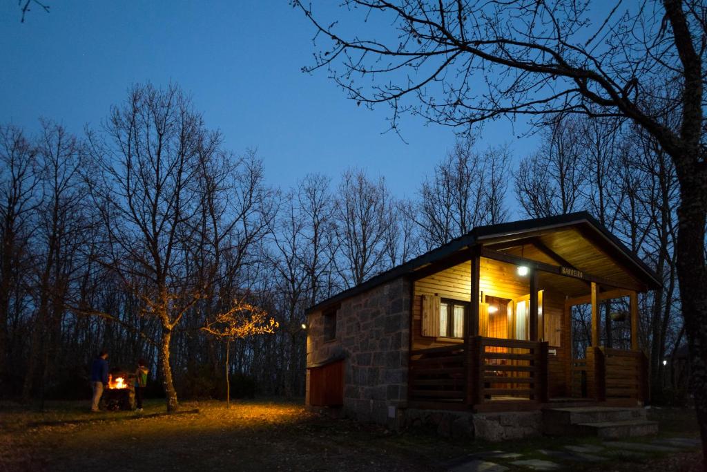 a small cabin in the woods at night at Cabañas Vallecino in Manzanal de los Infantes