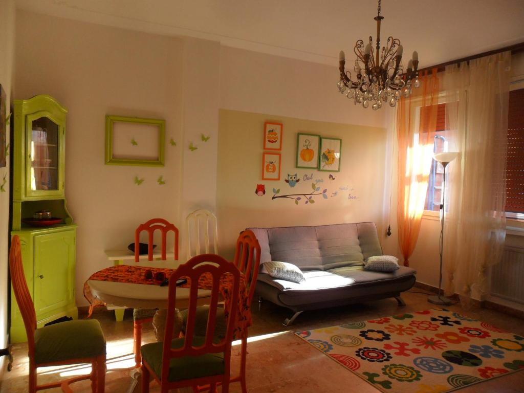 un soggiorno con divano, tavolo e sedie di La zucca violina a Ferrara