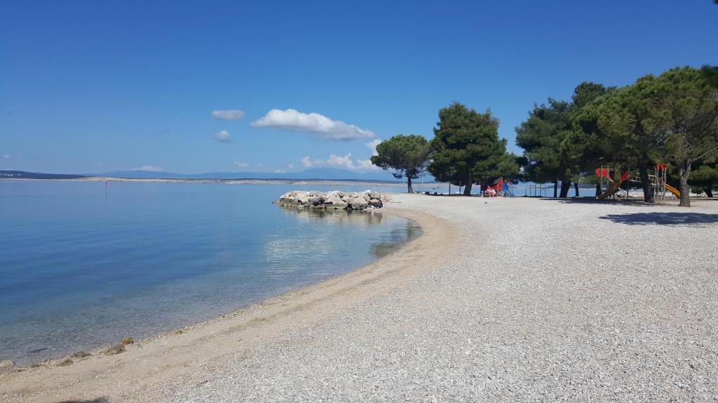 una playa con rocas en medio del agua en Bicanic Apartments and Rooms en Crikvenica