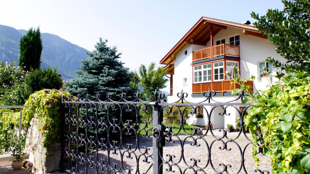 een poort voor een huis met bergen op de achtergrond bij Schiessstandhof in Montagna