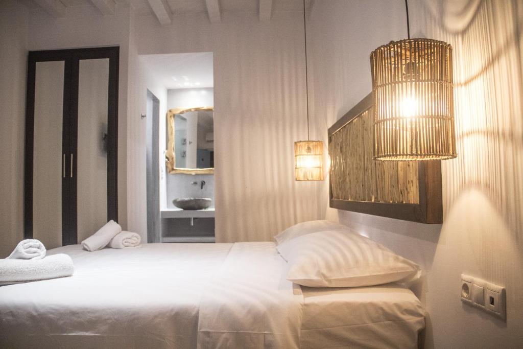 Postel nebo postele na pokoji v ubytování Eternal Suites
