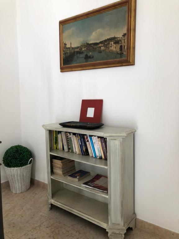 een boekenplank met een laptop erop bij appartamenti vespucci 16 in Bardolino