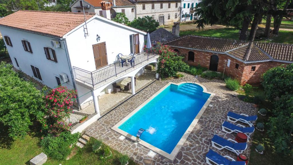 eine Luftansicht auf ein Haus und einen Pool in der Unterkunft Villa Lanima in Poreč