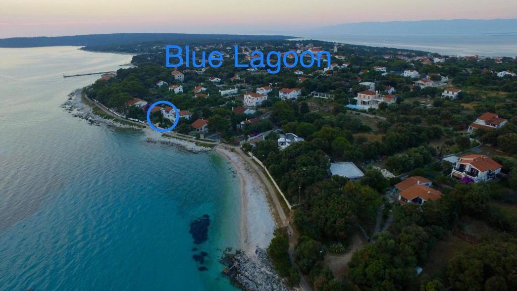 eine Luftansicht auf einen Strand mit blauer Lagune in der Unterkunft Blue Lagoon in Silba