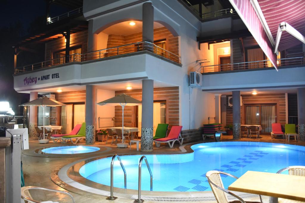 Bazén v ubytování Aybey Apart Hotel nebo v jeho okolí