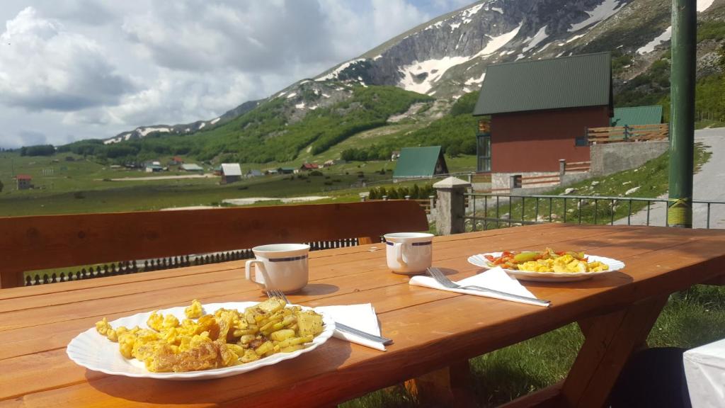 A general mountain view or a mountain view taken from a vendégházakat
