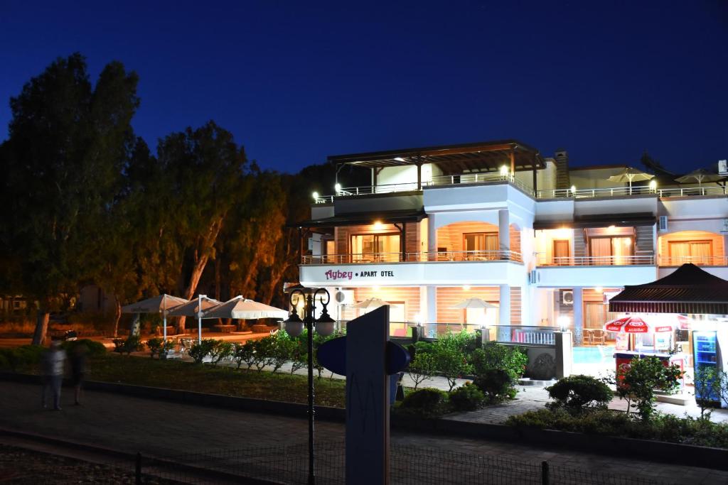 Budova, kde se aparthotel nachází