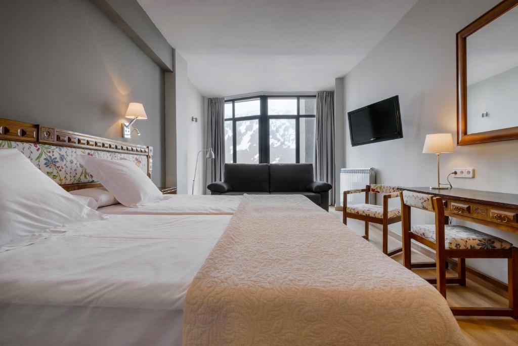 Postel nebo postele na pokoji v ubytování Hotel Edelweiss Candanchú
