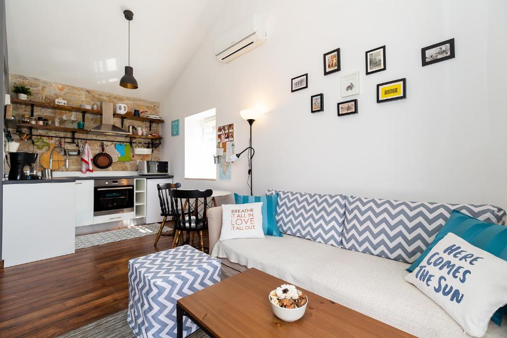 een woonkamer met een bank en een tafel bij Apartment Gaia in Funtana