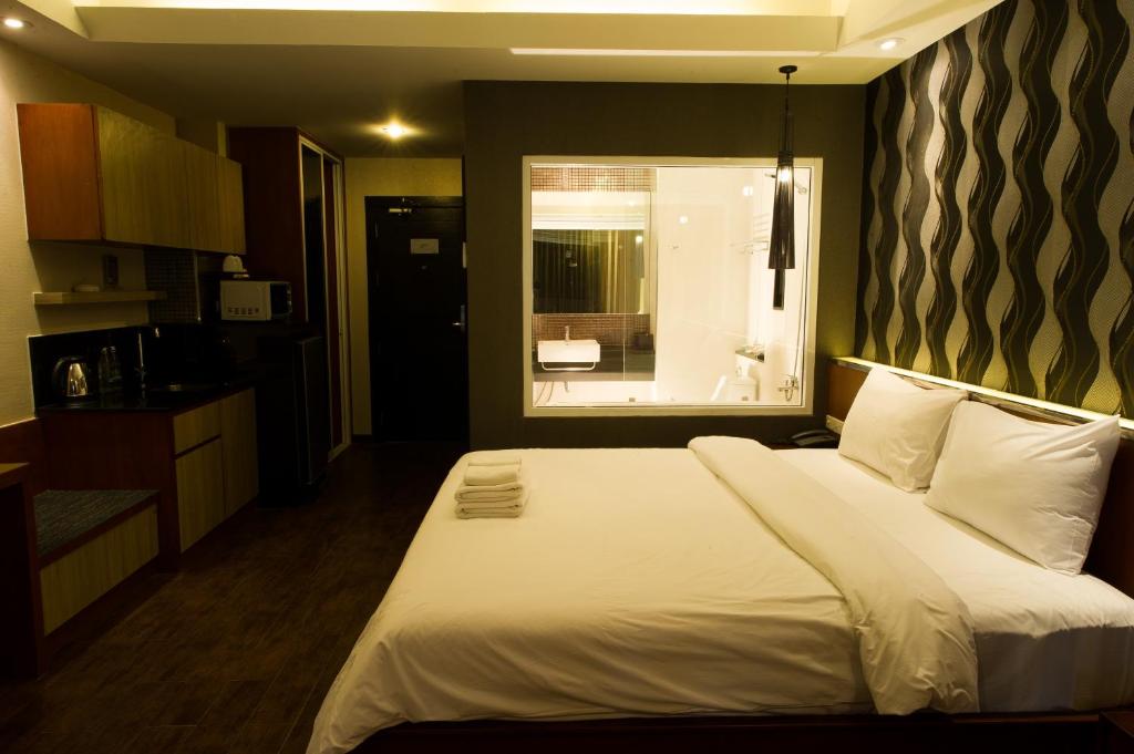 Postel nebo postele na pokoji v ubytování Inn Residence Serviced Suites - SHA Extra Plus