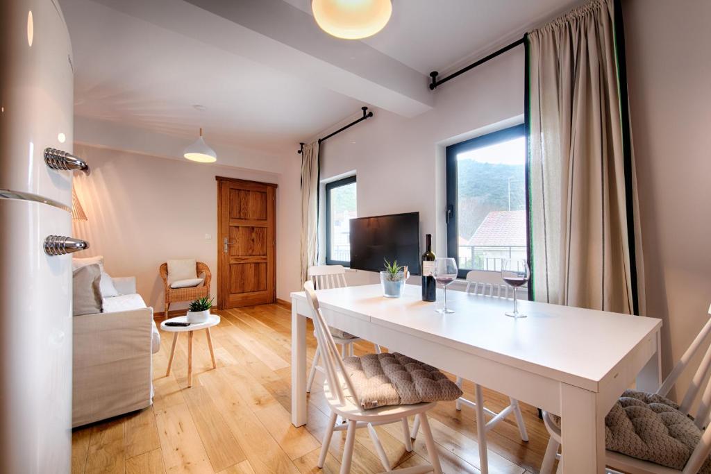 Televízia a/alebo spoločenská miestnosť v ubytovaní Bella Vista Suites