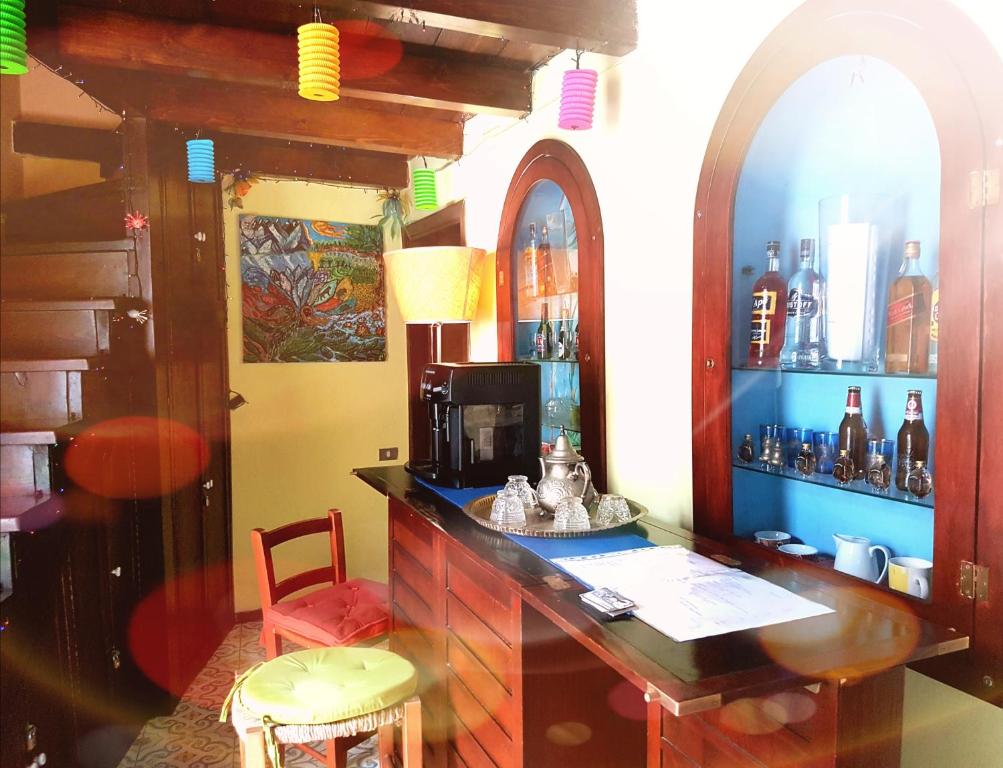 Habitación con bar, escritorio y microondas. en GoldenCube Guest House, en Nápoles