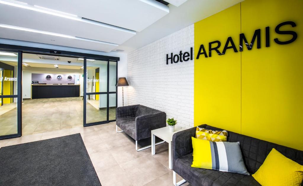 eine Lobby eines Halo-Amis-Ladens mit einer Couch in der Unterkunft Aramis in Warschau