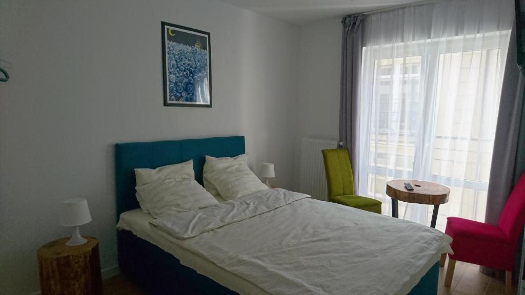 1 dormitorio con cama, mesa y ventana en Pokoje gościnne Anis en Ustka