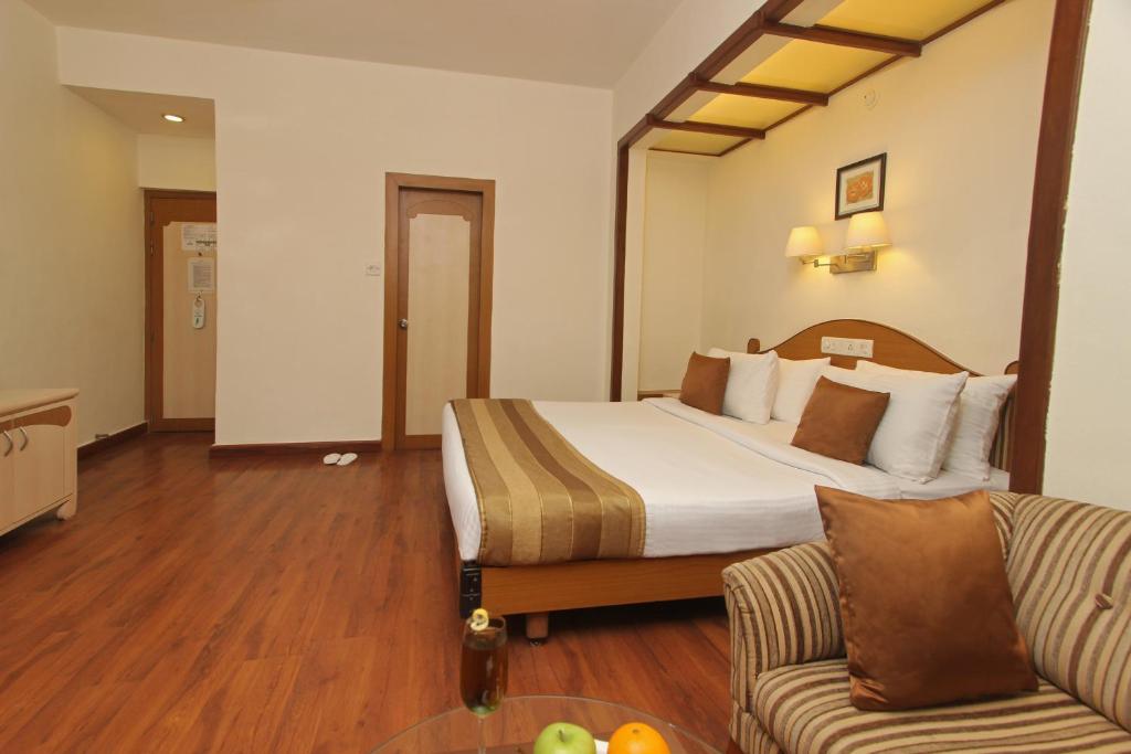 Postel nebo postele na pokoji v ubytování Hotel Park Central Koregaon Park
