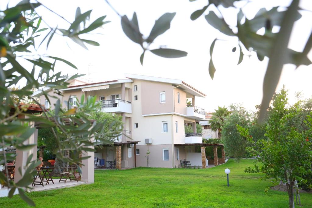 a view of the house from the yard at Dionisos Resort in Pefkochori