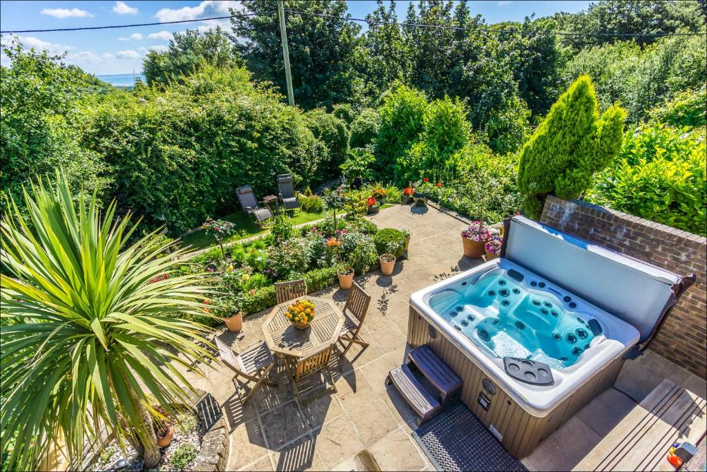 Elle offre une vue aérienne sur une arrière-cour dotée d'un bain à remous. dans l'établissement Sea View Holiday Flat - Covehurst Bay, à Hastings