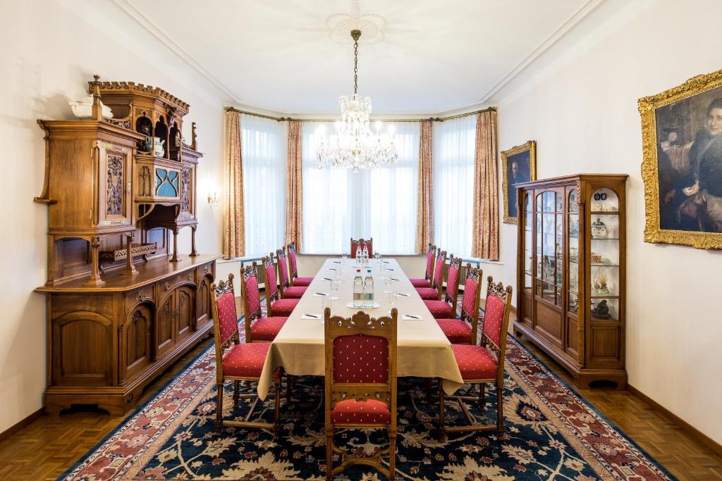 Istumisnurk majutusasutuses Hotel Schweizerhof Basel