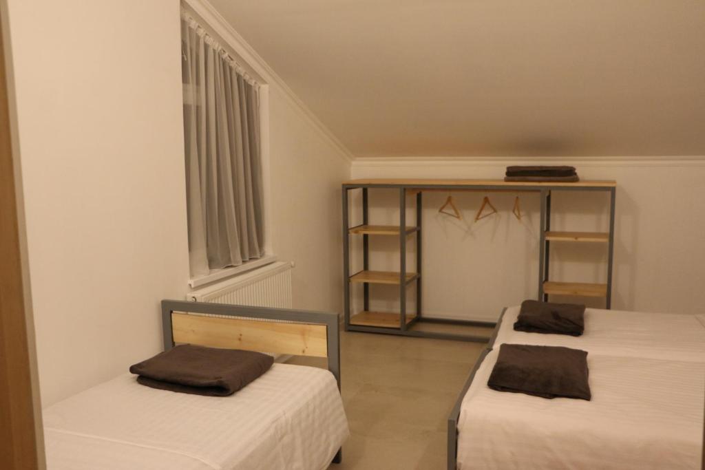Chalet Pkhelshe tesisinde bir odada yatak veya yataklar