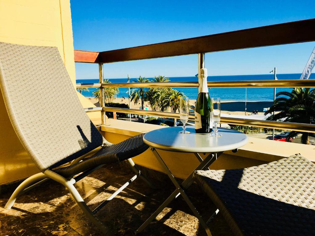 uma mesa e cadeiras numa varanda com vista para o oceano em Apartment on Bautista Lafora 2 em Alicante