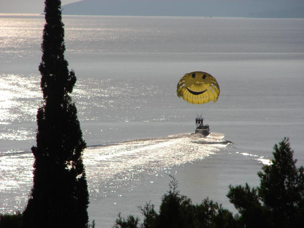 un grande aquilone con una faccina sorridente che galleggia nell'acqua di App 2+2 Nizic a Makarska