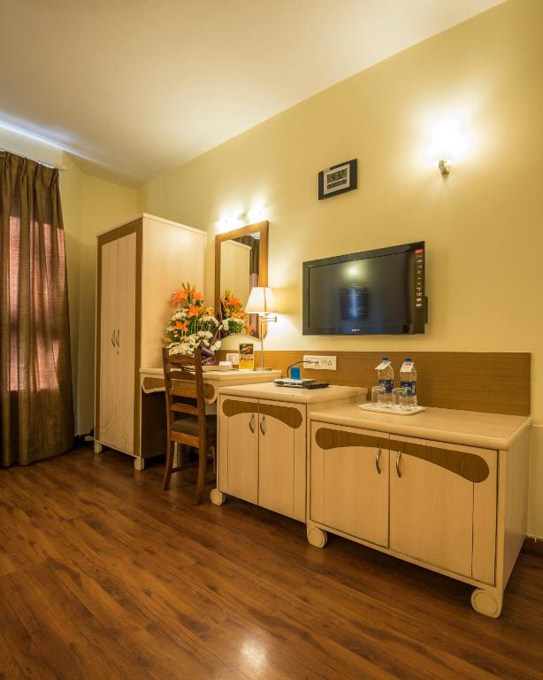 TV a/nebo společenská místnost v ubytování Hotel Park Central Koregaon Park