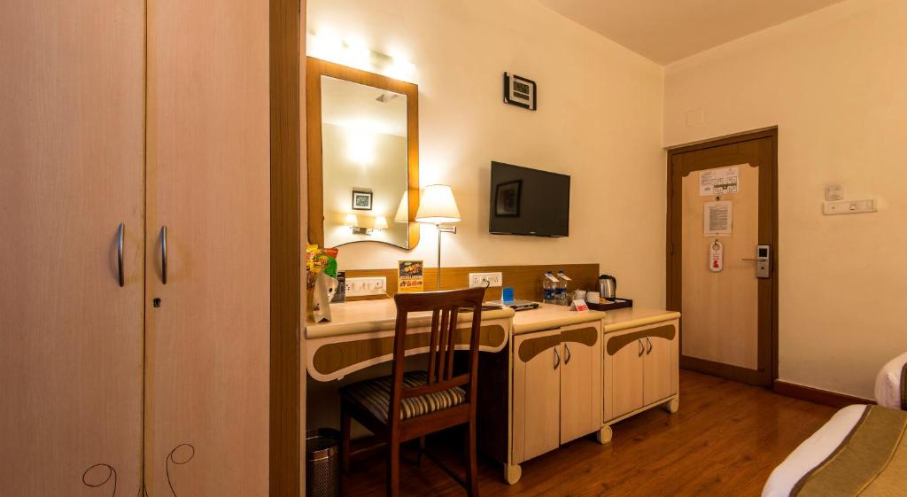 TV a/nebo společenská místnost v ubytování Hotel Park Central Koregaon Park