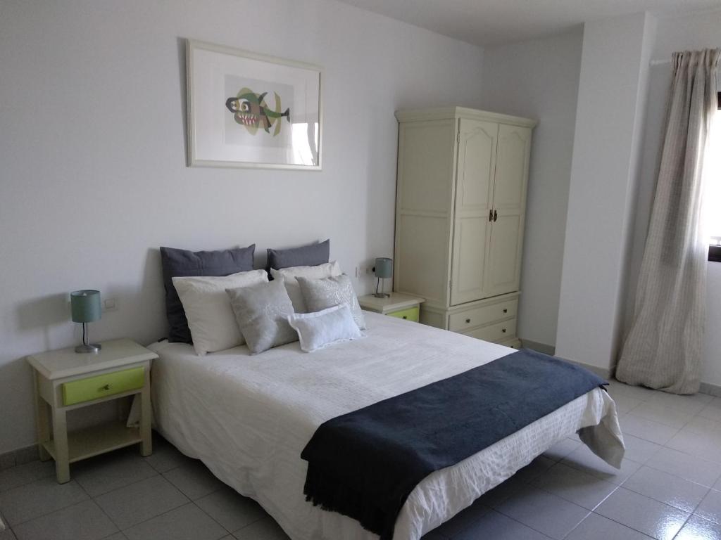 1 dormitorio con 1 cama grande y armario en Apartamento Malvasía Vv, en Arrecife
