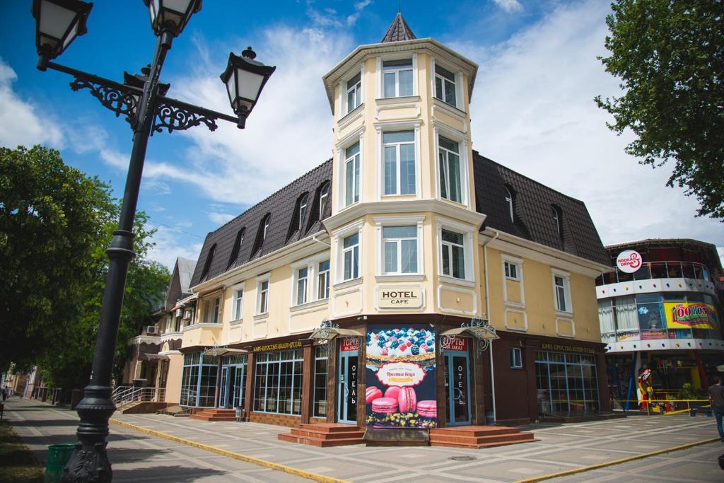 a building on a city street with a street light at Prostye Veshchi Hotel in Simferopol