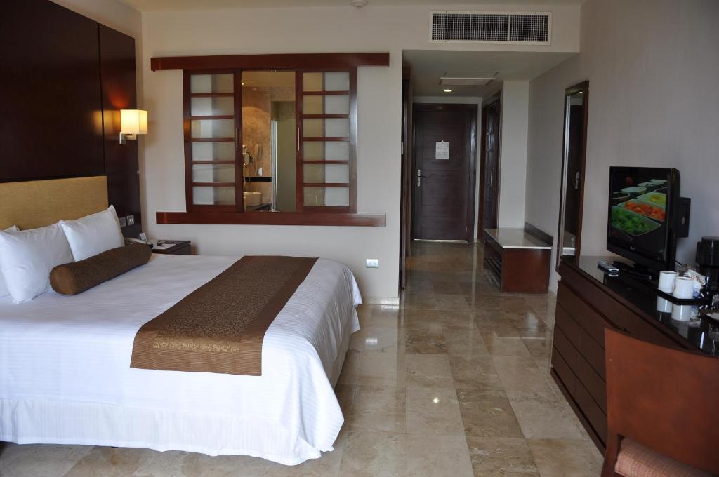 Una cama o camas en una habitación de Grand Riviera Princess - All Inclusive