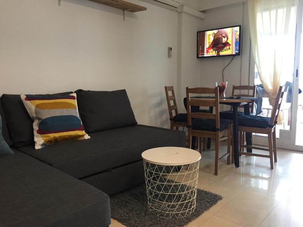 バルセロナにあるEixample Apartment BCNのリビングルーム(ソファ、テーブル付)