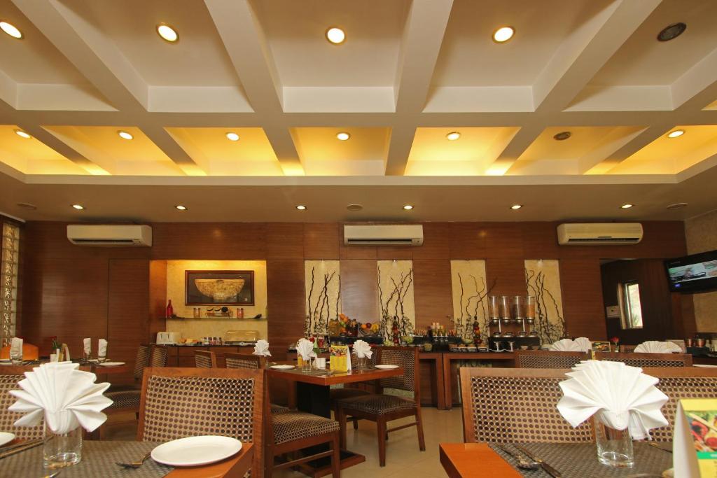 TV a/nebo společenská místnost v ubytování Hotel Phoenix Koregaon Park